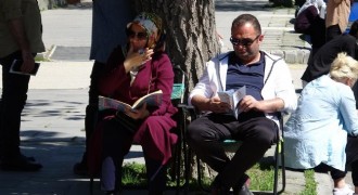 Öğrenciler sınavda, velileri dışarıda ter döktü