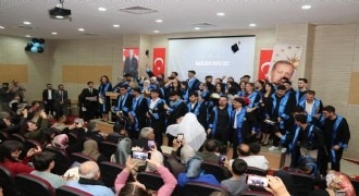 Oltu'da üniversitelilerin mezuniyet coşkusu