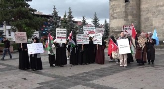 Sağlık çalışanları Gazze için yürüdü