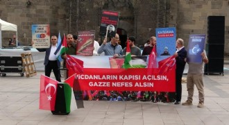 Sağlık çalışanları Gazze için yürüdü