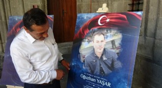Şehit oğlunu şiirle andı