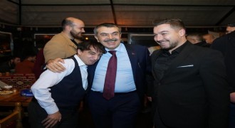 Tekin Ramazan çadırında gençlerle buluştu