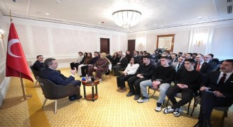 Tekin St. Petersburg'da Türk öğrencilerle buluştu