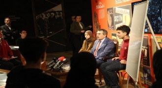 Tekin'den 'Demokrasi ve İnsan' dersi