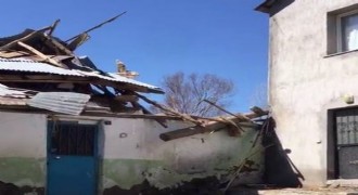 Tekman’da hortumda binaların çatıları uçtu