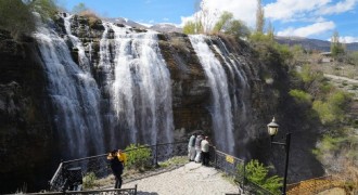 Tortum Şelalesi baharın gelişiyle coştu