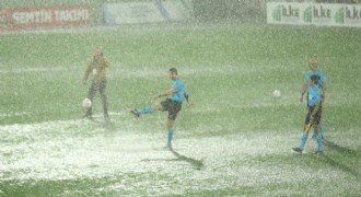 Ümraniyespor - Boluspor maçı yarıda kaldı
