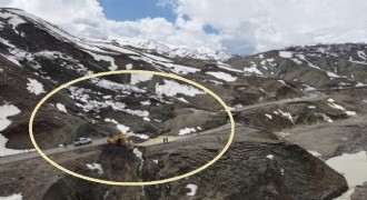 Yol çöktü: Ulaşım durdu