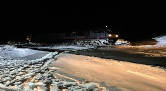 Yük treni otomobile çarptı: 1 yaralı